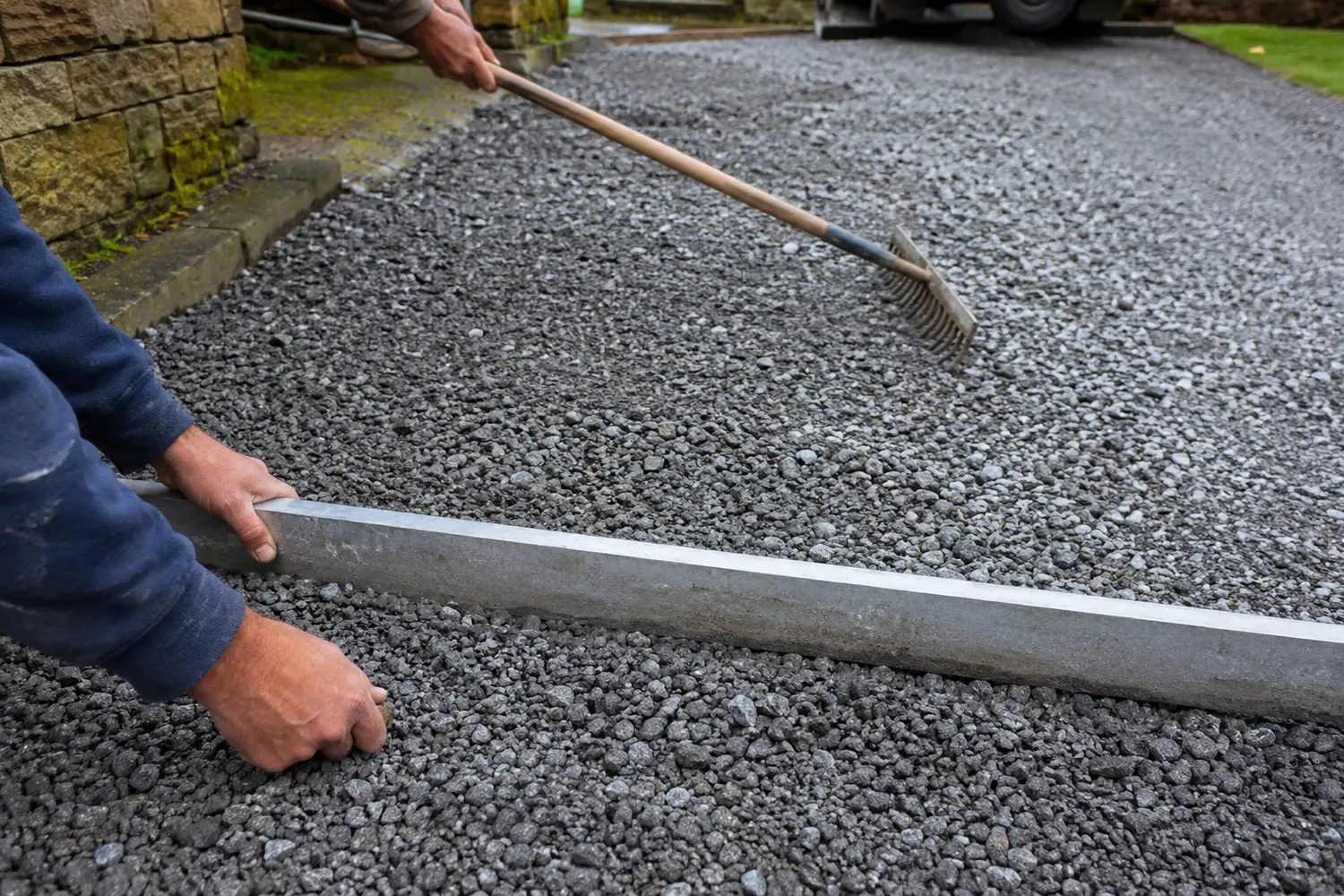 Laying and levelling a compacted stone sub-base